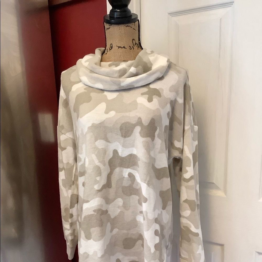 Nwt new directions hacci camouflage cowl neck oversized top medium - Picture 9 of 12